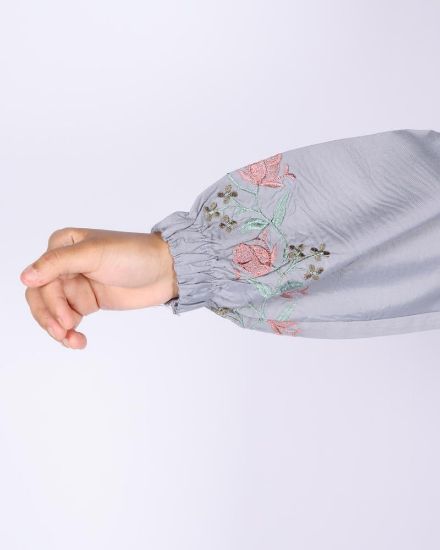 صورة شرشف صلاة نسائي مع غطاء رأس